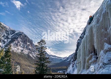 Les grimpeurs de glace profitent d'une journée à l'extérieur pour grimper sur des cascades gelées Hyalite Canyon Banque D'Images