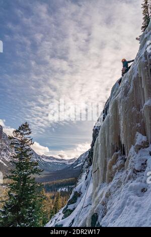 Les grimpeurs de glace profitent d'une journée à l'extérieur pour grimper sur des cascades gelées Hyalite Canyon Banque D'Images