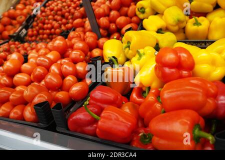 poivrons bulgares doux au marché, nourriture saine Banque D'Images