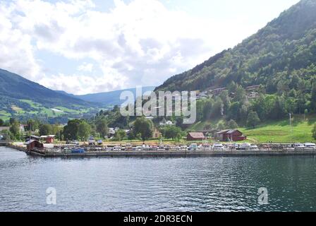 Village dans un fjord en Norvège Europe Banque D'Images