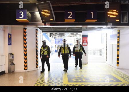 Les policiers de la gare d'Euston, à Londres, qui sont déployés davantage pour faire respecter les règles de voyage aux gares de Londres, Et le public est invité à respecter les directives du gouvernement après que le Premier ministre Boris Johnson a annoncé samedi que, depuis les régions du Sud-est actuellement dans le niveau 3, le dimanche sera transféré dans un nouveau niveau 4 pendant deux semaines Ð revenant effectivement aux règles de verrouillage de novembre, après que les scientifiques ont averti de la propagation rapide du nouveau coronavirus variant. Banque D'Images