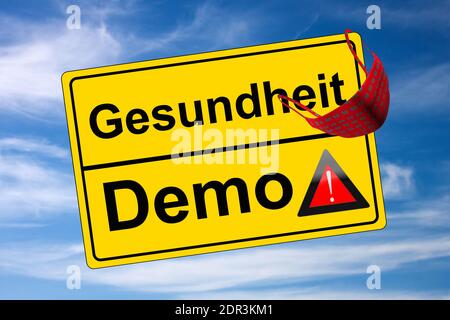 Ortschild auf Himmel Demo kontra Gesundheit mit Warndreieck und Maske Banque D'Images