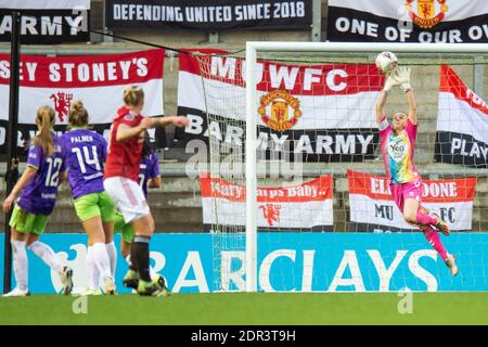 Leigh, Royaume-Uni. 20 décembre 2020. Leah Galton de Manchester United (3e à partir de la gauche) frappe son premier but devant la gardien de but de Bristol Sophie Baggaley lors du match de Super League féminin FA au Leigh Sports Village, Leigh (photo de Matt Wilkinson/Focus Images /Sipa USA) 20/12/2020 Credit: SIPA USA/Alay Live News Banque D'Images