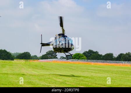 Agusta-Bell 206B JetRanger III débarquant avec des passagers. Un hélicoptère léger populaire de cinq places de ce type a été introduit dans les années 1970 Banque D'Images