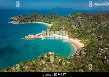 Photo aérienne de Balding Bay et de radical Bay sur la célèbre île Magnetic Island. Banque D'Images