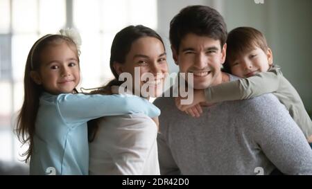 Portrait de tête souriant mère et père dorant enfants Banque D'Images