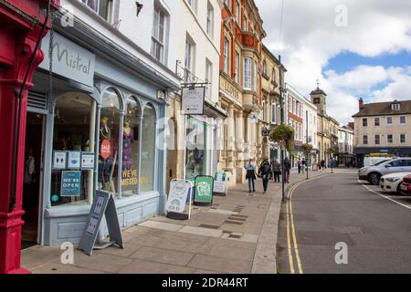 DEVOZES, WILTSHIRE, ROYAUME-UNI, AOÛT 25 2020. La place de la ville avec des shambles horloge tour, la place du marché. Les shambles, érigés en 1838,. Devozes, Angleterre, Banque D'Images