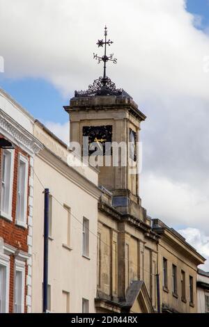 DEVOZES, WILTSHIRE, ROYAUME-UNI, AOÛT 25 2020. La place de la ville avec des shambles horloge tour, la place du marché. Les shambles, érigés en 1838,. Devozes, Angleterre, Banque D'Images