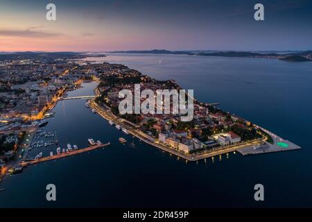 Zadar la nuit, photo aérienne, vue panoramique Banque D'Images