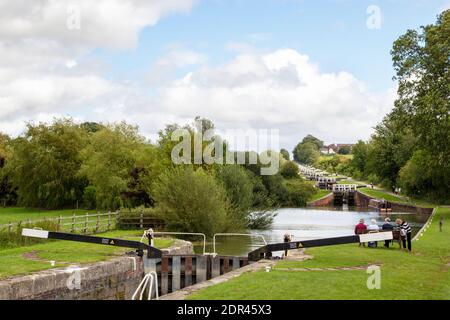 DEVOZES, WILTSHIRE, ROYAUME-UNI, AOÛT 25 2020. Écluses de Caen Hill sur le canal Kennet et Avon. Devozes, Angleterre, Royaume-Uni, 25 août 2020 Banque D'Images