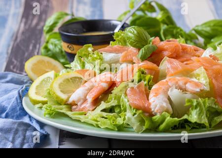 salade de saumon et de crevettes maison sur l'assiette Banque D'Images