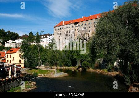 Le château historique de Krumlov s'élève fortement sur les rives du Rivière Vltava Banque D'Images