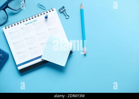 concept des objectifs de la nouvelle année avec calendrier 2021 sur fond de couleur Banque D'Images