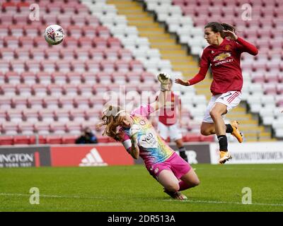 Tobin Heath de Manchester United (à droite) et Sophie Baggaley de Bristol City se battent pour le ballon lors du match de la Super League féminine de la FA au Leigh Sports Village de Manchester. Banque D'Images