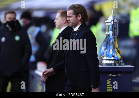 Robbie Neilson (à droite), gérant du cœur, et Neil Lennon, directeur du Celtic, se promènent pour le match, lors de la finale de la coupe de la Ligue écossaise à Hampden Park, à Glasgow. Banque D'Images