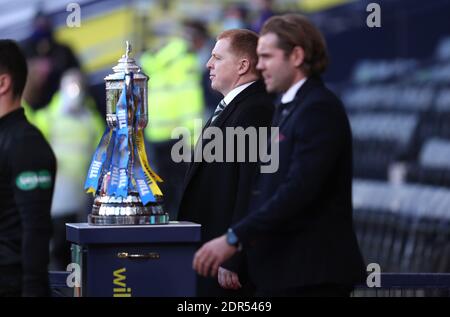 Robbie Neilson (à droite), gérant du cœur, et Neil Lennon, directeur du Celtic, se promènent pour le match, lors de la finale de la coupe de la Ligue écossaise à Hampden Park, à Glasgow. Banque D'Images