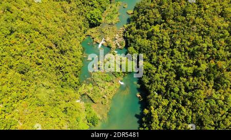 La rivière dans la forêt tropicale au milieu de la végétation verte luxuriante. Vue sur la rivière Loboc depuis le sommet. Bohol, Philippines. Banque D'Images