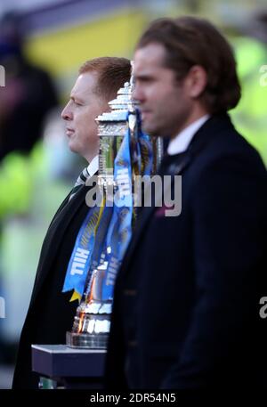 Robbie Neilson (à droite) et Neil Lennon (à gauche), le directeur du Celtic, se promènent pour le match, lors de la finale de la coupe de la Ligue écossaise à Hampden Park, Glasgow. Banque D'Images