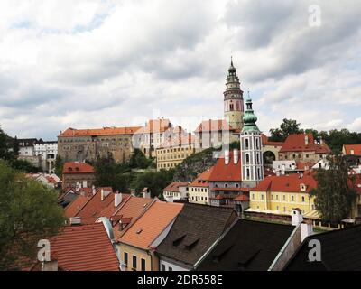 Vue sur la vieille ville de Cesky Krumlov, le château de Chesky Krumlov et sa tour en Bohême Banque D'Images