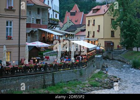 Sur les rives de la Vltava, à Cesky Krumlov, vous trouverez de nombreux bons restaurants sur l'eau. Banque D'Images