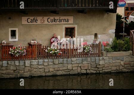 Sur les rives de la Vltava, à Cesky Krumlov, vous trouverez de nombreux bons restaurants sur l'eau. Banque D'Images