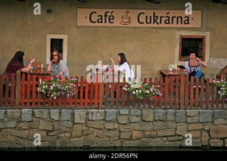 Sur les rives de la Vltava, à Cesky Krumlov, vous trouverez de nombreux bons restaurants sur l'eau. Banque D'Images