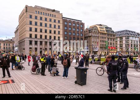 Rallye le week-end de l'Avent dans le centre de Düsseldorf à Corneliusplatz Sur le Ã partir de l'enfermement dans la crise de Corona Banque D'Images