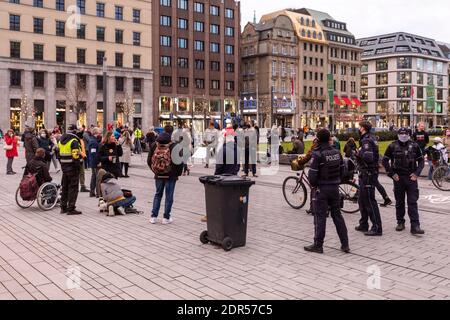 Rallye le week-end de l'Avent dans le centre de Düsseldorf à Corneliusplatz Sur le Ã partir de l'enfermement dans la crise de Corona Banque D'Images