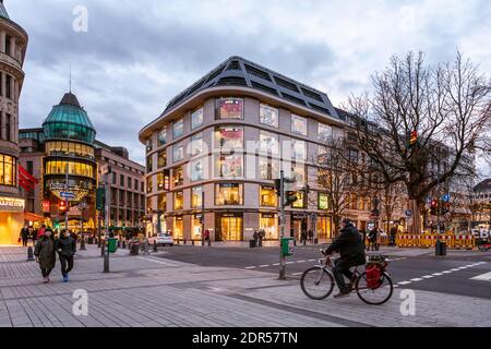 Week-end de l'AVENT dans le centre-ville de Düsseldorf sur la magnifique Konigsallee Après le verrouillage dans la crise de Corona Banque D'Images