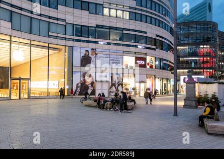 Week-end de l'Avent dans le centre de Düsseldorf après le confinement dans le Crise Corona Banque D'Images