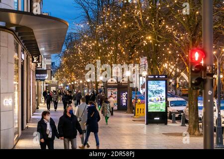 Le week-end de l'AVENT dans le centre de Düsseldorf sur la magnifique Konigsallee après le verrouillage dans la crise corona Banque D'Images