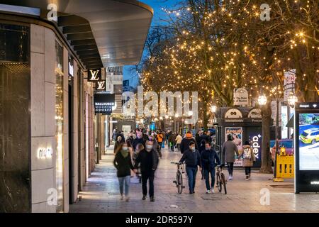 Le week-end de l'AVENT dans le centre de Düsseldorf sur la magnifique Konigsallee après le verrouillage dans la crise corona Banque D'Images