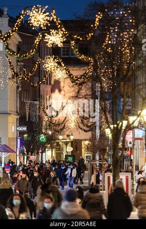 Adventswochenende in der Düsseldorfer Altstadt nach dem Lockdown in der Corona Krise – Fußgängerzone Flinger Straße Banque D'Images