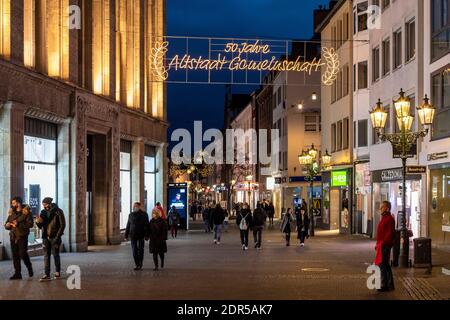 Week-end de l'Avent dans le centre de Düsseldorf après le confinement dans le Crise de Corona - 50 ans vieille ville communauté Banque D'Images