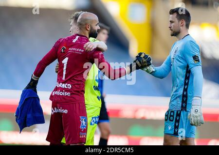 Le gardien de but de Gent Sinan Bolat et le gardien de but du Club Simon Mignolet photographiés après un match de football entre Club Brugge KV et KAA Gent, dimanche 20 décembre Banque D'Images