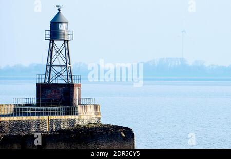 Wilhelmshaven, Allemagne. 20 décembre 2020. Le feu de croix historique se dresse par temps ensoleillé sur un quai à Jadebusen. Credit: Hauke-Christian Dittrich/dpa/Alay Live News Banque D'Images