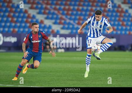 Roger Marti de Levante UD et Martin Merquelanz de réel Sociedad pendant le championnat d'Espagne la Liga football match be / LM Banque D'Images