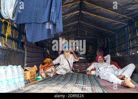 portrait d'un fermier sikh indien prenant le repos dans leur chariot pendant la manifestation à la frontière de delhi. Banque D'Images