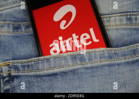 Viersen, Allemagne - mai 9. 2020: Gros plan de l'écran de smartphone dans la poche bleue jeans avec logo du fournisseur indien de téléphone mobile bharti Airtel ( Banque D'Images