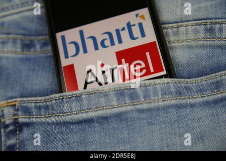 Viersen, Allemagne - mai 9. 2020: Gros plan de l'écran de smartphone dans la poche bleue jeans avec logo du fournisseur indien de téléphone mobile bharti Airtel ( Banque D'Images