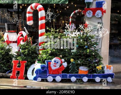 Londres, Royaume-Uni. 19 décembre 2020. Grande exposition d'arbres de Noël et de différentes décorations de Noël en dehors des vins hédonistes dans le centre de Londres.bien que Londres soit placé sous des restrictions extrêmement élevées de niveau 4 pour empêcher la propagation de Covid-19, avec des salles intérieures, des magasins non essentiels et des clubs fermés et l'incapacité de faire du commerce, Il y a de nombreux affichages colorés de Noël autour de la ville. Crédit : SOPA Images Limited/Alamy Live News Banque D'Images