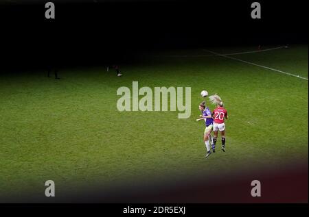 Kirsty Smith de Manchester United et Yana Daniels de Bristol City (à gauche) se battent pour le ballon lors du match de la Super League des femmes de la FA au Leigh Sports Village de Manchester. Banque D'Images