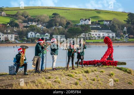 Appledore, North Devon, Angleterre. Dimanche 20 décembre 2020. Météo Royaume-Uni. Au cours d'une journée de soleil et de fortes averses sur la côte du Devon du Nord, le groupe Appledore se produit sur le quai en jouant des chants « socialement éloignés » pour la communauté locale qui osent s'aventurer entre les dérives. Crédit : Terry Mathews/Alay Live News Banque D'Images