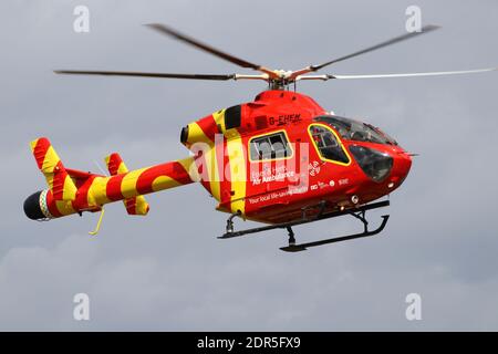 L'ambulance aérienne d'Essex et de Herts atterrit dans un champ pour et sauvetage d'urgence après un accident Banque D'Images