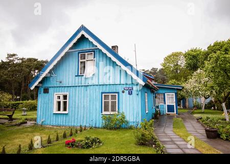 Maison de pêcheur traditionnelle en bois bleu à Nida, Lituanie Banque D'Images