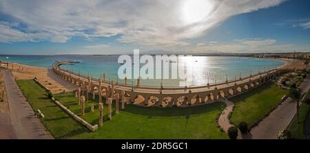 Vue panoramique aérienne sur un magnifique jardin paysager jusqu'à l' mer dans un complexe tropical avec un grand pont et des arcades plage Banque D'Images