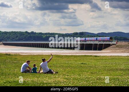 Un train traversant le viaduc d'Arnside au-dessus de la rivière Kent à Cumbria, dans le nord-ouest de l'Angleterre. *** Légende locale *** Carousel soumis juin 2014 Banque D'Images