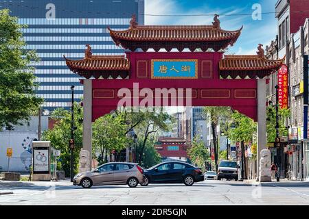 Paifang d'entrée à Chinatown, Montréal, Canada Banque D'Images