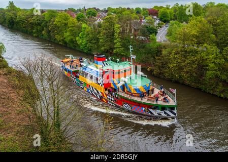 Merseyferries Dazzle ferry Snowdrop sur la croisière sur le canal de Manchester. Vu passant sous le pont en porte-à-faux de Warrington. Banque D'Images