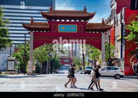 Paifang d'entrée à Chinatown, Montréal, Canada Banque D'Images